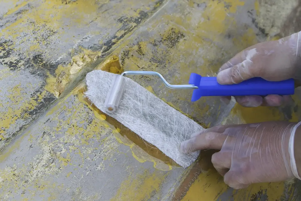 Lasikuituveneen korjaus, halkeaman paikkaaminen laminoimalla.